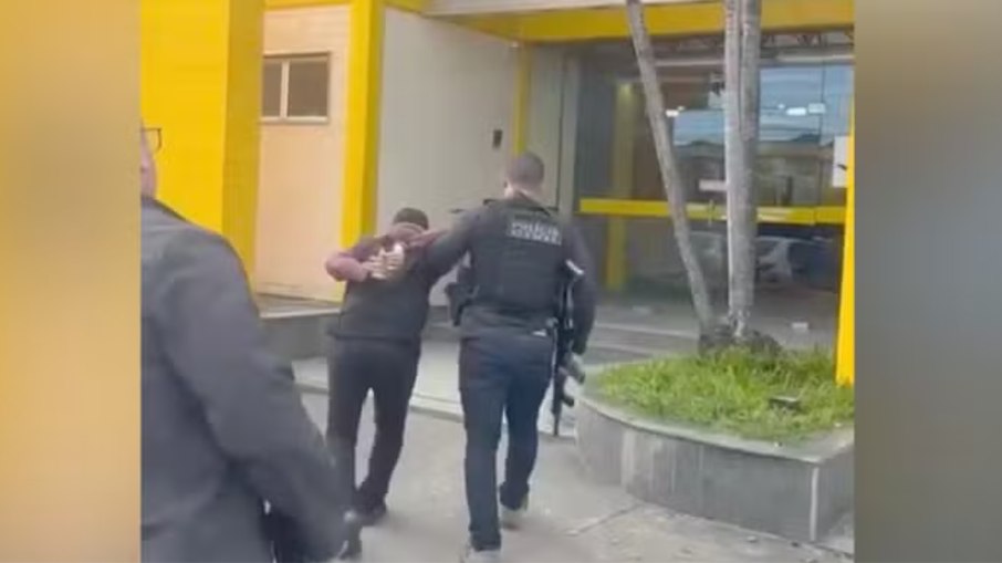 Homem é preso após ameaçar expor fotos da enteada nua