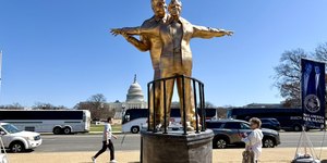 Estátua de Trump e Epstein replica cena de “Titanic”