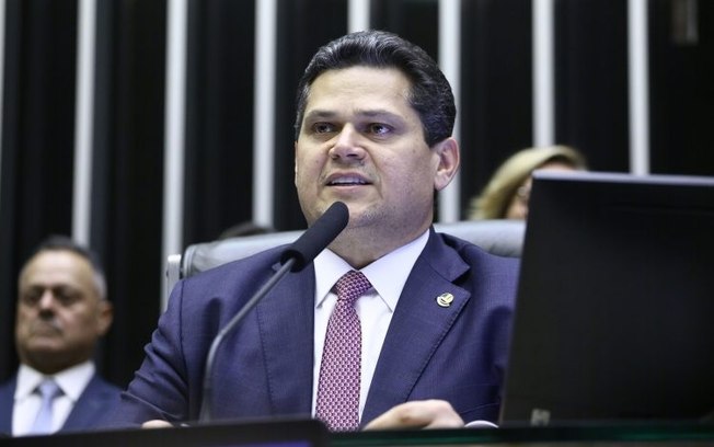 Alcolumbre promete promulgar lei que amplia número de deputados mesmo sem sanção de Lula