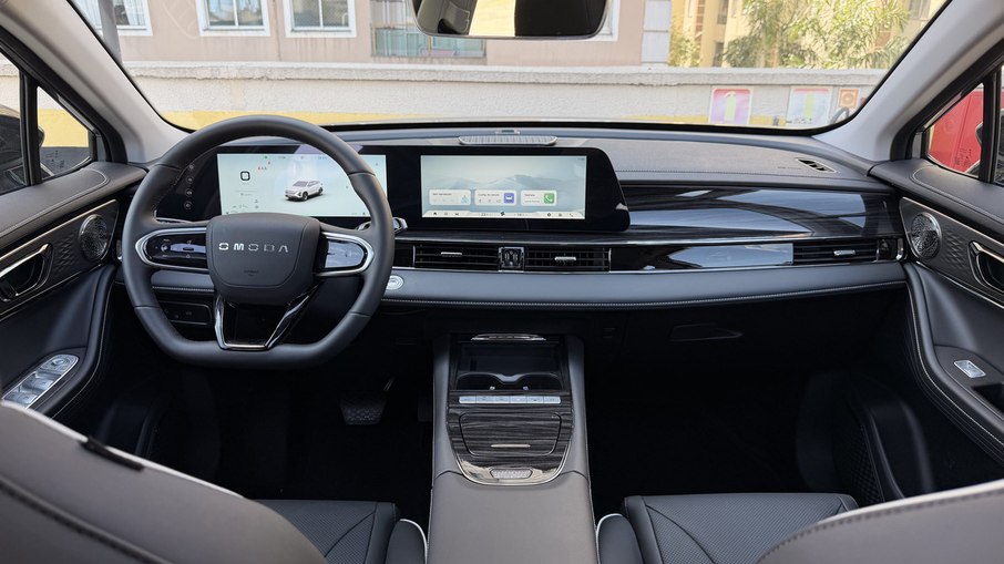 Interior do Omoda 5 Prestige combina duas telas de 12,3 polegadas e acabamento refinado.