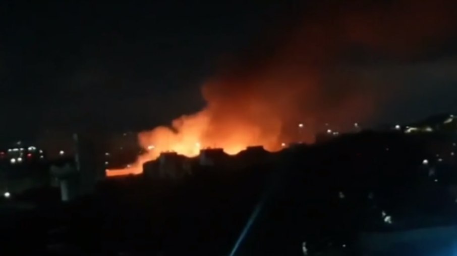 Incêndio atinge comunidade na Zona Leste de São Paulo