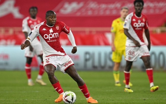 Mohamed Camara com a bola durante a partida entre Monaco e Nantes pelo Campeonato Francês