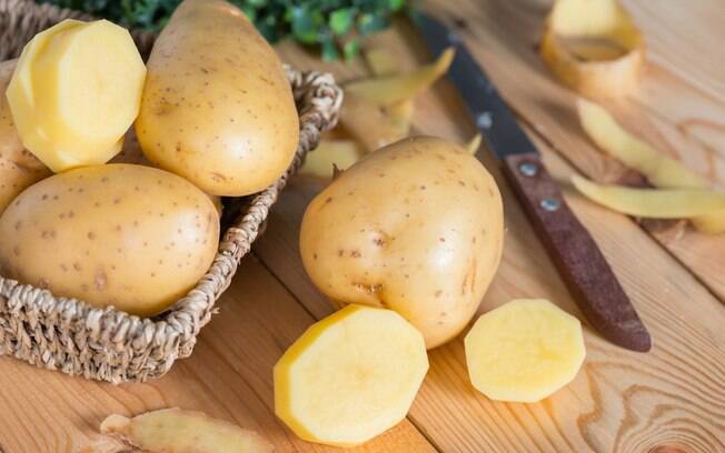 Evite comer batata sempre que puder, optando por alternativas mais nutritivas como batata doce e mandioquinha
