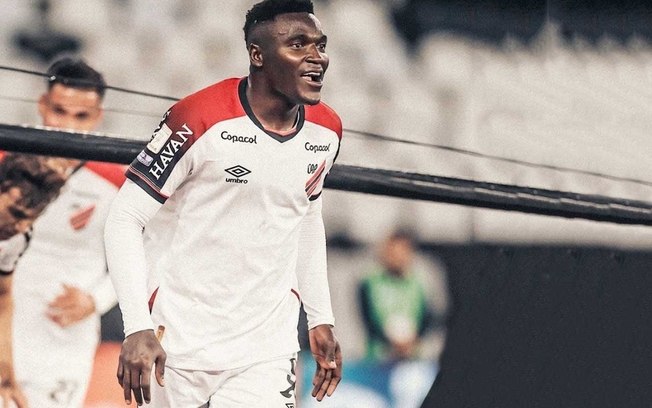 Viveros é destaque em vitória do Athletico