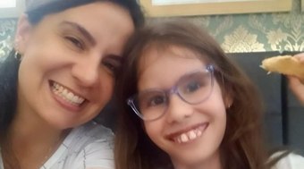Clara, de 10 anos, tem síndrome rara confundida com o autismo