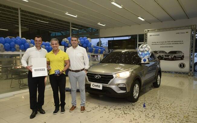 Centésimo milésimo cliente, George Casé (ao centro), posa ao lado de seu novo Hyundai Creta