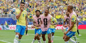 Brasil vira contra o Japão e avança para as oitavas da Copa