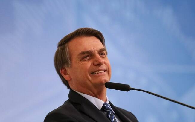 Jair Bolsonaro passará por nova cirurgia na região em que levou facada há um ano