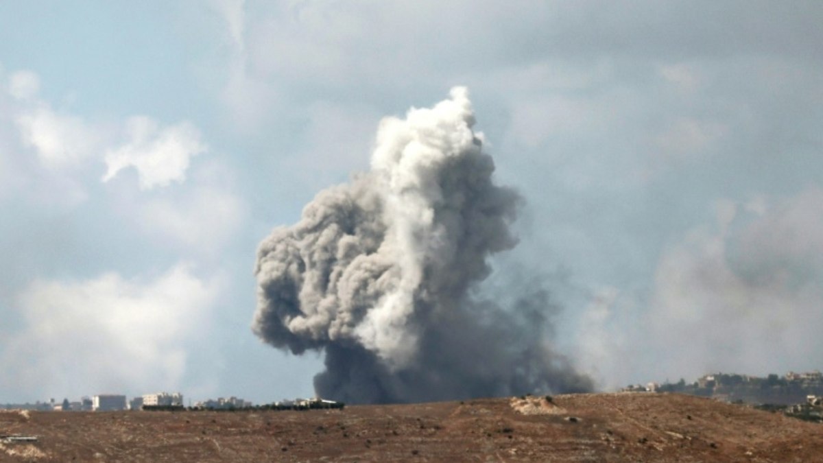 Coluna de fumaça provocada por bombardeios israelenses no sul do Líbano, em 23 de setembro de 2024