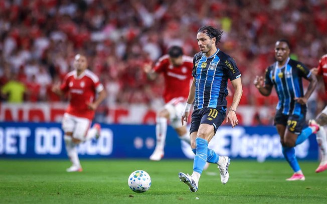 Luís Castro durante o jogo entre Internacional e Grêmio