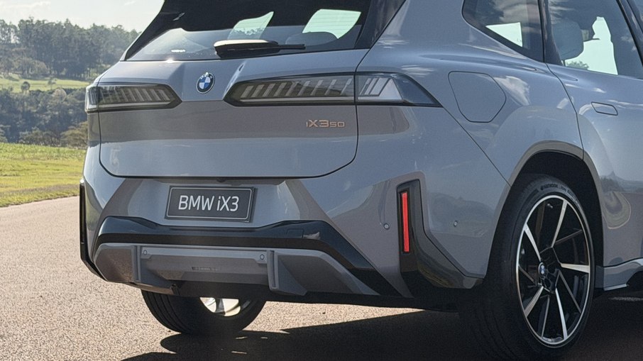 Traseira do novo iX3 adota lanternas horizontais e desenho mais limpo dentro da nova linguagem visual da BMW. Traseira do novo iX3 adota lanternas horizontais e desenho mais limpo dentro da nova linguagem visual da BMW.