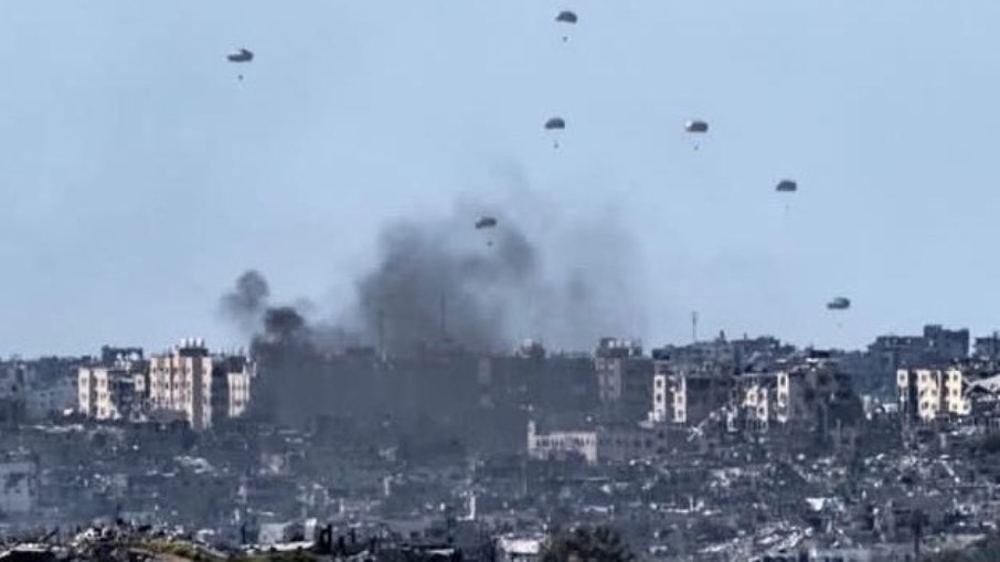 Pacotes de ajuda humanitária arremessados do céu deixaram cinco mortos em Gaza