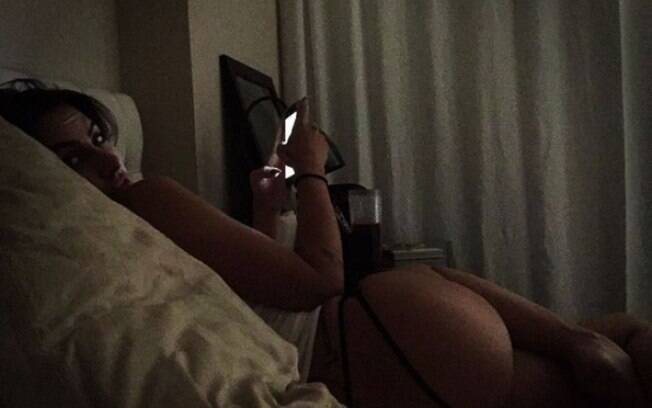 Cléo Pires surpreendeu os seguidores ao postar em sua Instagram uma foto usando apenas lingerie
