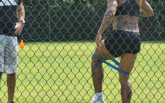 Gabigol e Fábio Mahseredjian em treino no condomínio do atacante