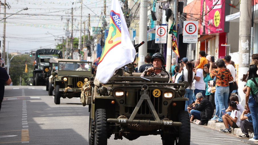 Viaturas antigas do Exército durante desfile de 7 de Setembro em Vinhedo Viaturas antigas do Exército durante desfile de 7 de Setembro em Vinhedo