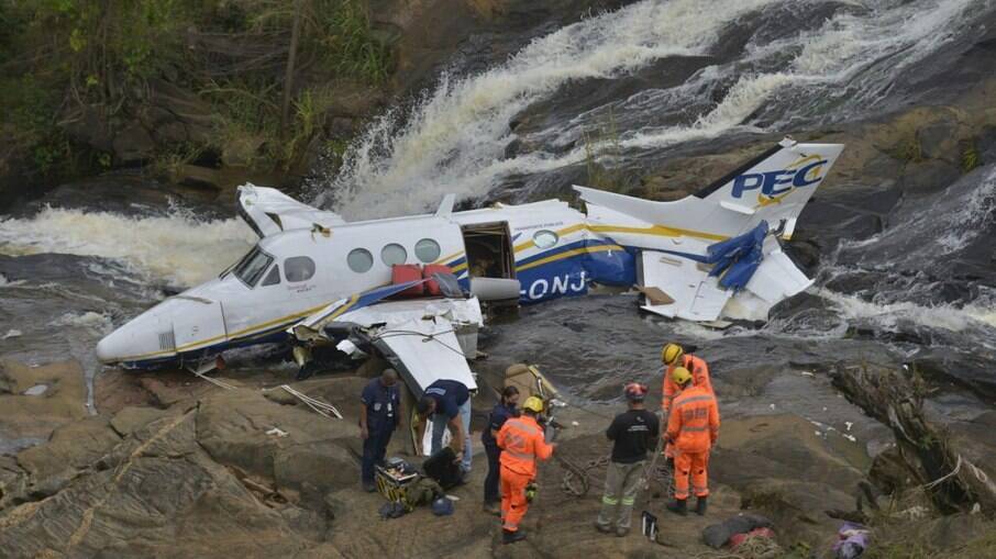 bombeiros e avião