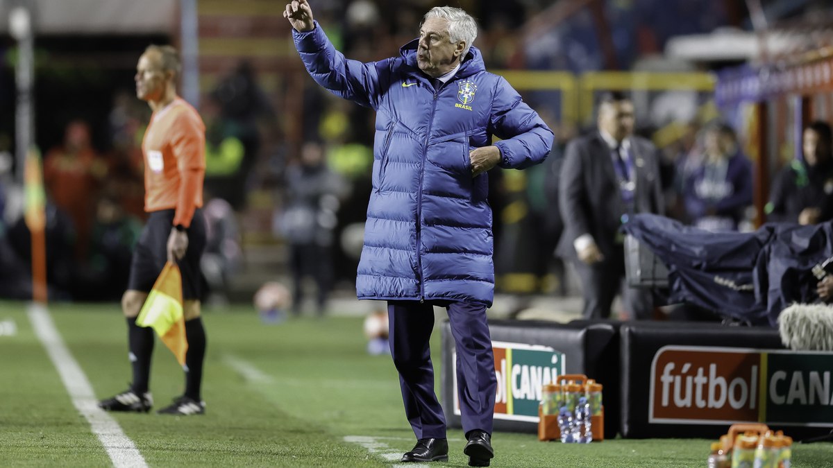Carlo Ancelotti na partida contra a Bolívia, nas Eliminatórias Carlo Ancelotti na partida contra a Bolívia, nas Eliminatórias