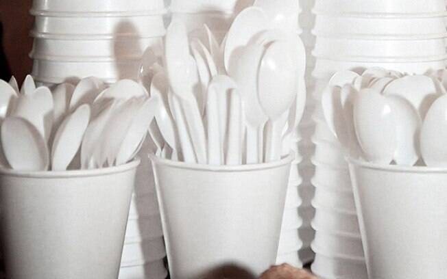 Lei que proíbe uso de utensílios de plástico abre caminho para empresas que produzem materiais biodegradáveis