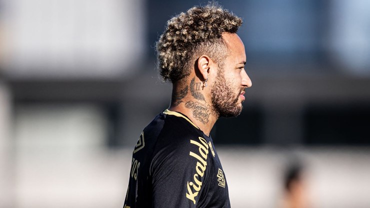 Lesionado? Neymar aparece treinando com elenco do Santos