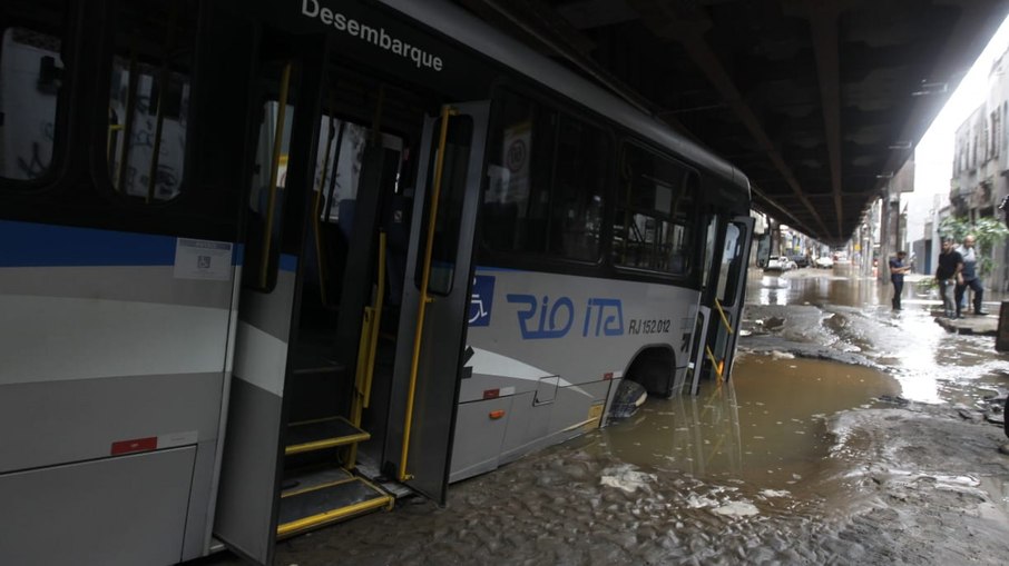Área foi isolada após a via ceder devido a rompimento de tubulação. Área foi isolada após a via ceder devido a rompimento de tubulação.