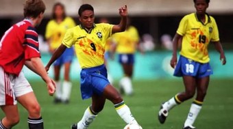 Michael%20Jackson%2C%20pioneira%20do%20Futebol%20Feminino%2C%20prestigia%20jogo%20da%20Sele%C3%A7%C3%A3o