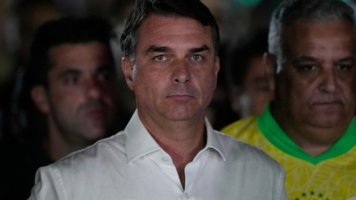 Flávio entra a pé na Argentina mas desiste de voo, diz TV