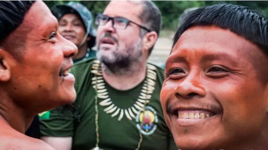 O indigenista Bruno Pereira (ao centro) em missão realizada pela Funai , no Vale do Javari 