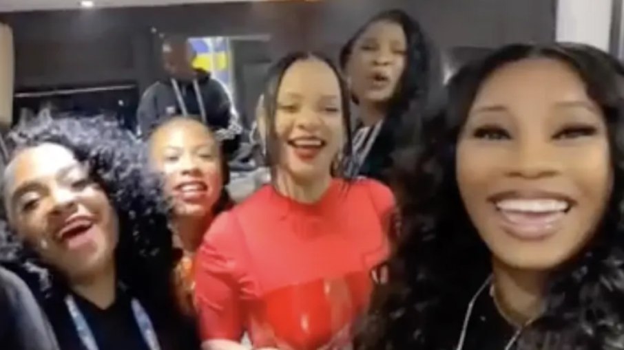 Rihanna comemora com amigas show no Super Bowl