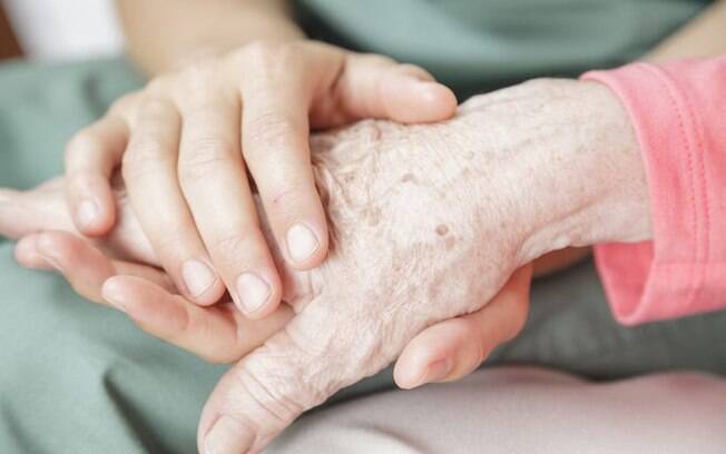 Simpatias para proteger idosos: 6 rituais para fortalecer sua saúde