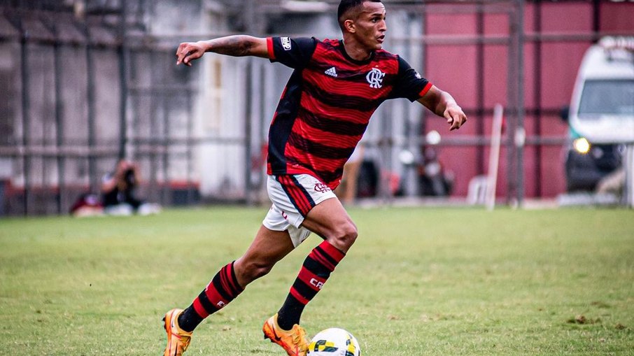 Wesley seguirá no Flamengo