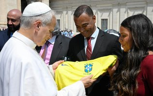 Papa Leão XIV recebe Cafu e ganha camisa da Seleção de presente