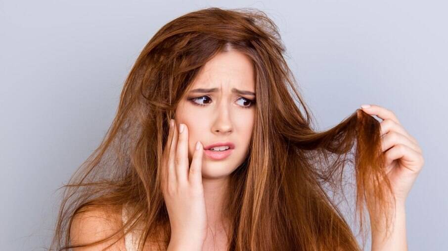 A queda de cabelo pode estar associada a estresse a sintomas pós-covid, mas também tem a ver com hábitos cotidianos