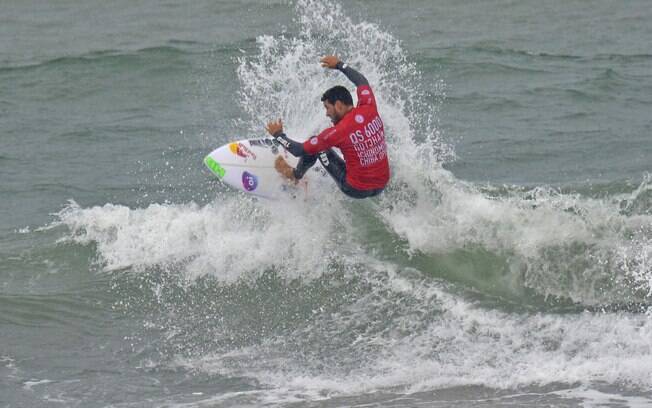 Adriano de Souza, campeão mundial de surfe em 2015, se mantém forte no Japão
