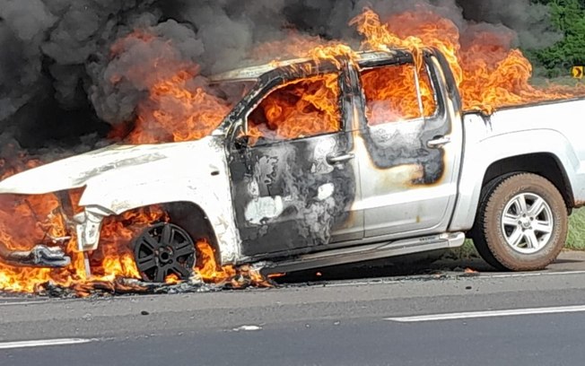 Caminhonete pega fogo após pane elétrica na rodovia Washington Luís em Matão Caminhonete pega fogo após pane elétrica na rodovia Washington Luís em Matão