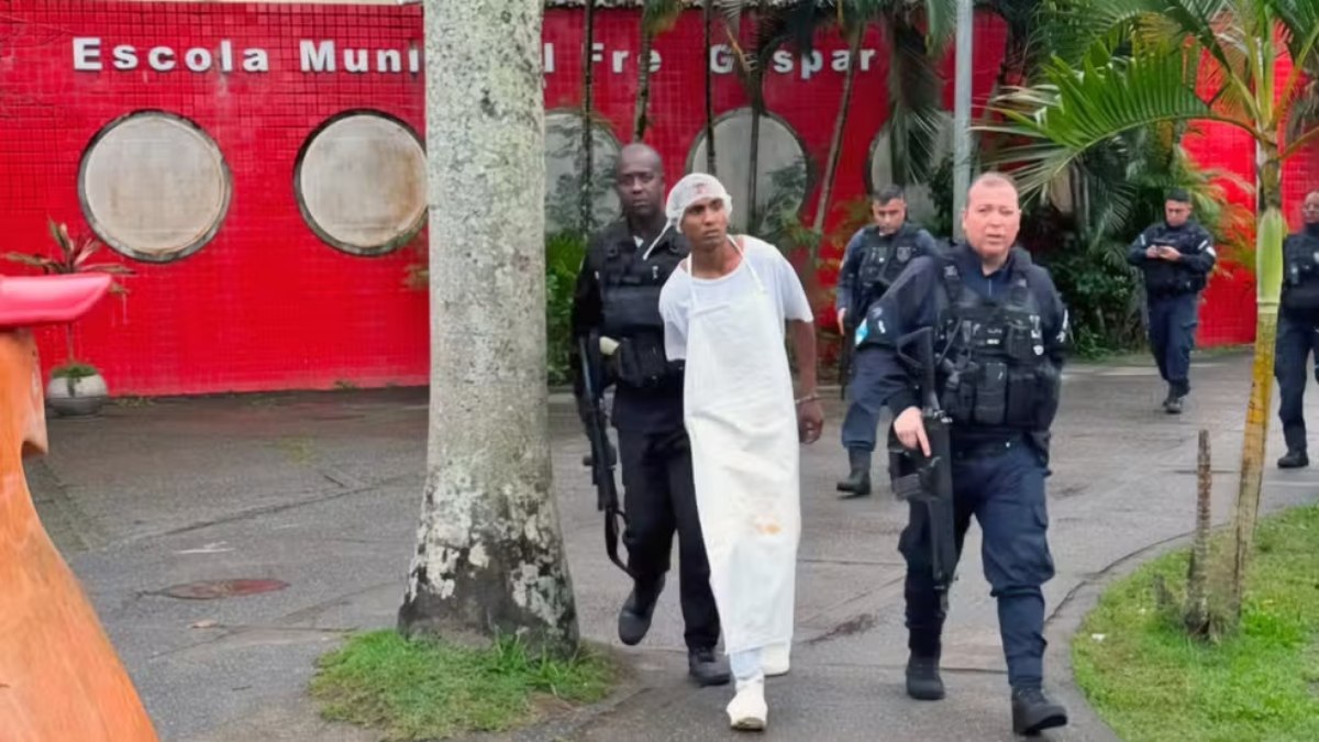 Homem com fuzil invade escola e se disfarça de merendeiro no Rio - QTU Questões do Universo
