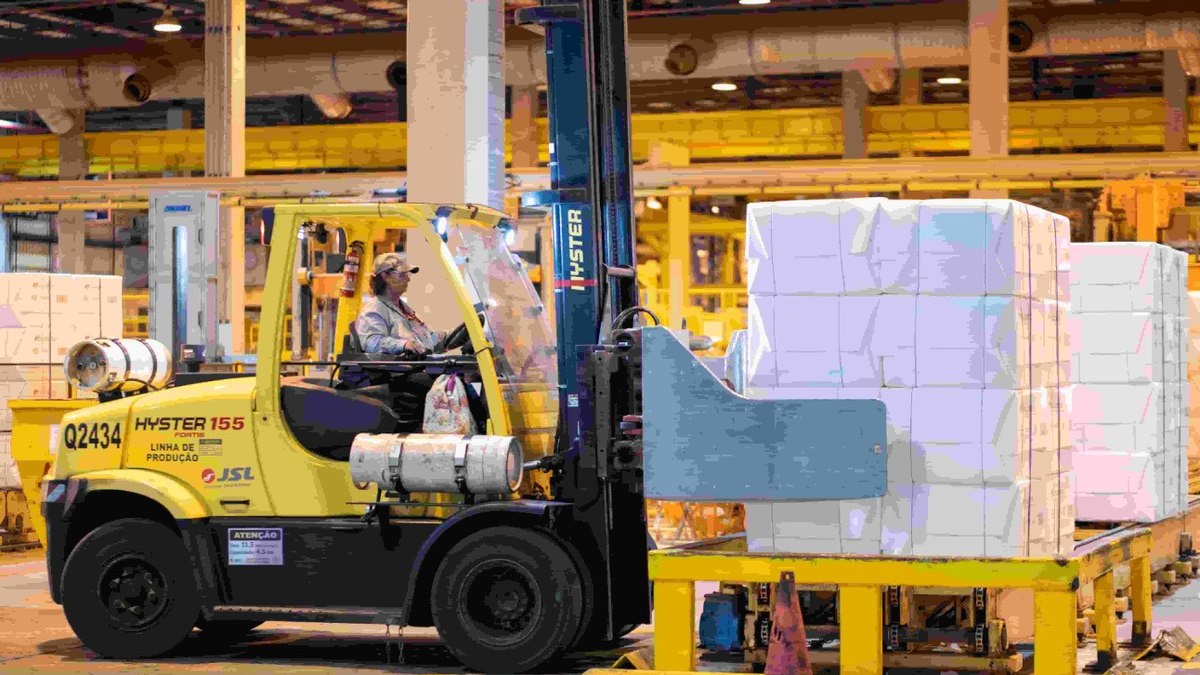 Empresas e bancos brasileiros estão entre a cruz e a espada Empresas e bancos brasileiros estão entre a cruz e a espada