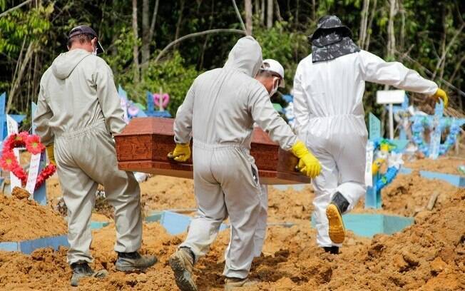 Brasil ultrapassou a Itália em número de mortes nesta quinta-feira