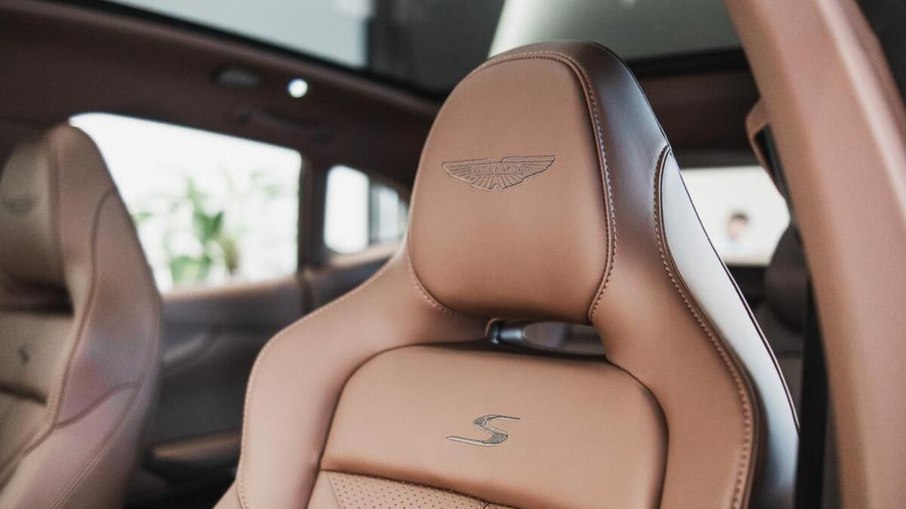 Bancos do Aston Martin DBX S trazem acabamento em couro e detalhes exclusivos da versão