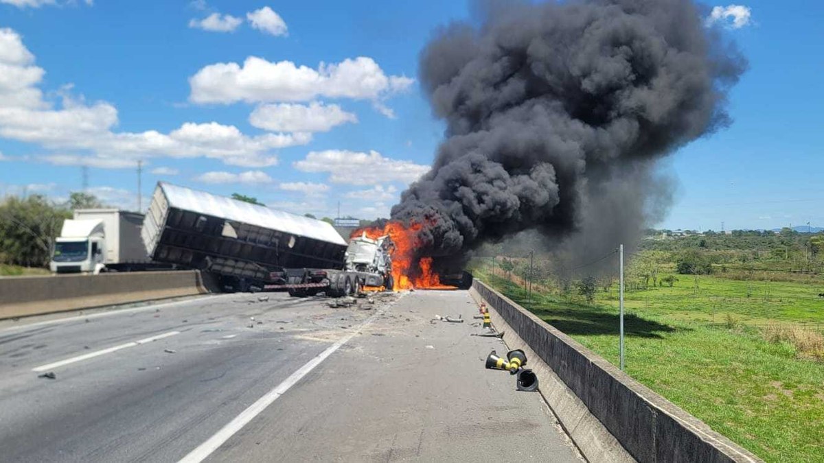 Acidente fecha totalmente a Dutra em Pindamonhangaba, no sentido SP Acidente fecha totalmente a Dutra em Pindamonhangaba, no sentido SP