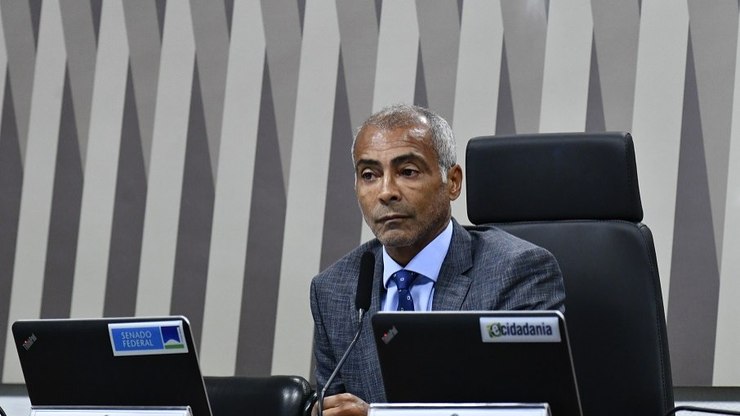 Romário rebate críticas e nega impacto do Mundial no mandato