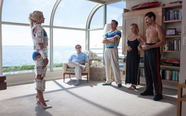 Jon Bernthal ao lado de Leonardo DiCaprio e Margot Robbie em 