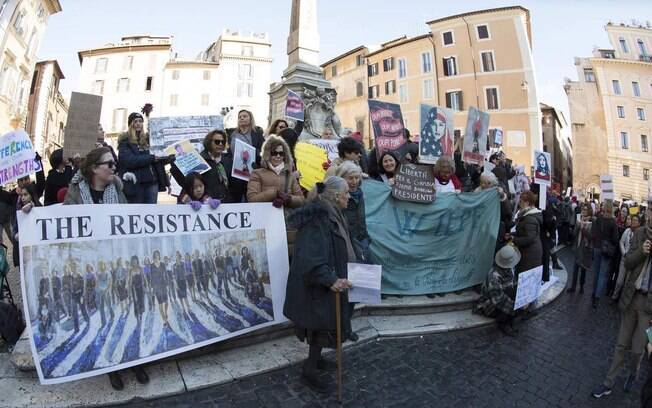 Protesto em Roma, na Itália. Mulheres foram às ruas em protesto contra o novo presidente americano