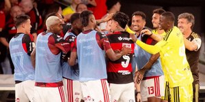 Flamengo bate o Vitória e mantém perseguição ao líder Palmeiras