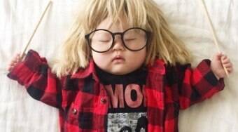 Mãe fotógrafa transforma filha em música, atriz e mais; confira as fotos