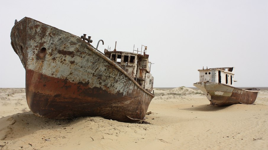 Cemitério de navios no Mar do Aral