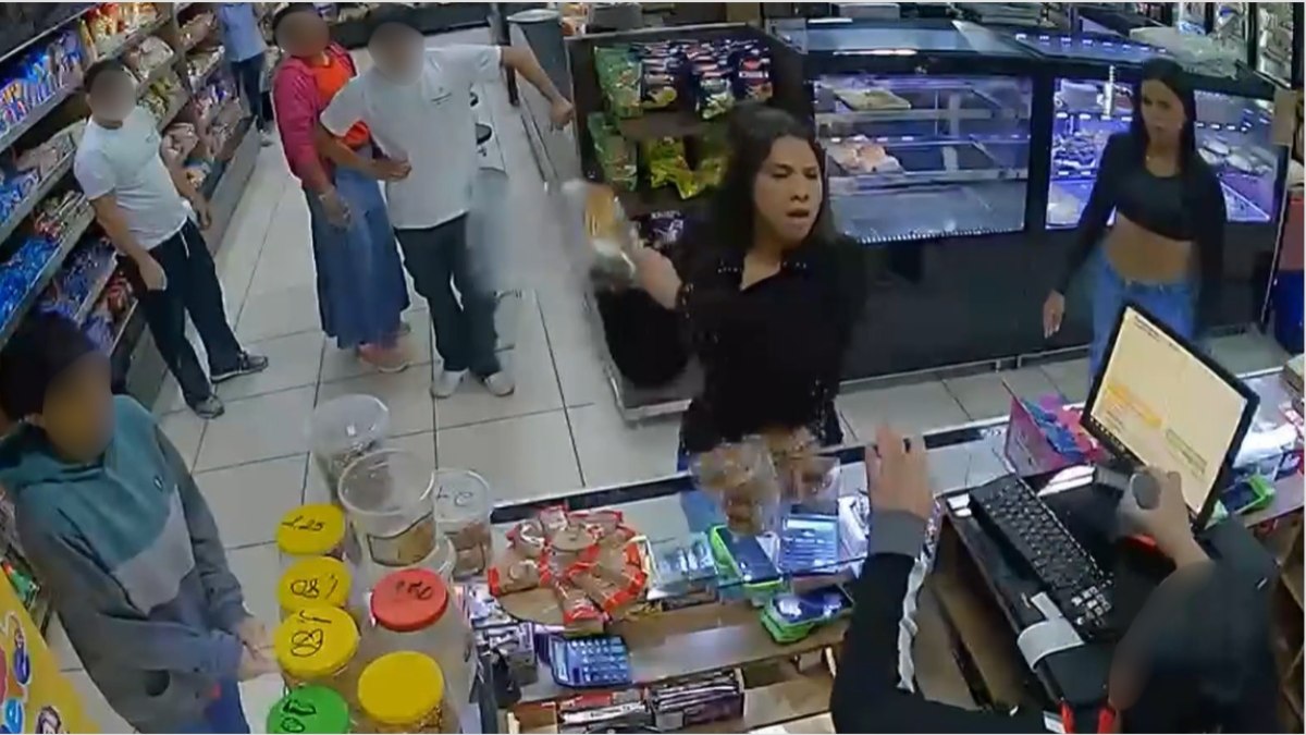 Clientes atacam atendente após espera por salgados novos em Betim Clientes atacam atendente após espera por salgados novos em Betim