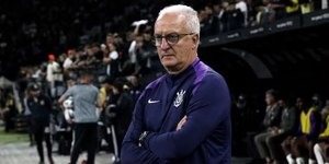 Dorival explica Memphis no banco e avalia vitória em Majestoso