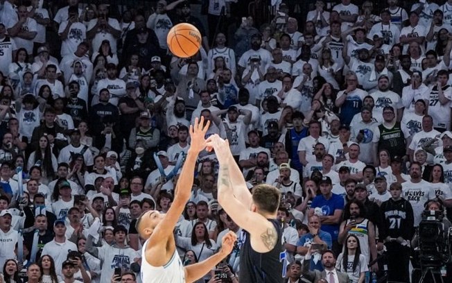 Doncic decide nos segundos finais e Mavericks abre dois a zero na casa dos Wolves