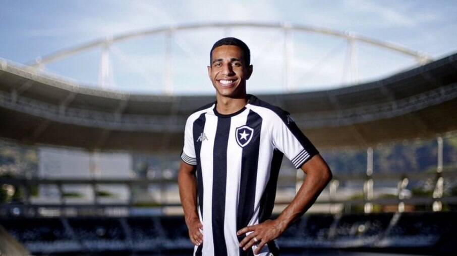 Victor Sá foi apresentado ao Botafogo recentemente
