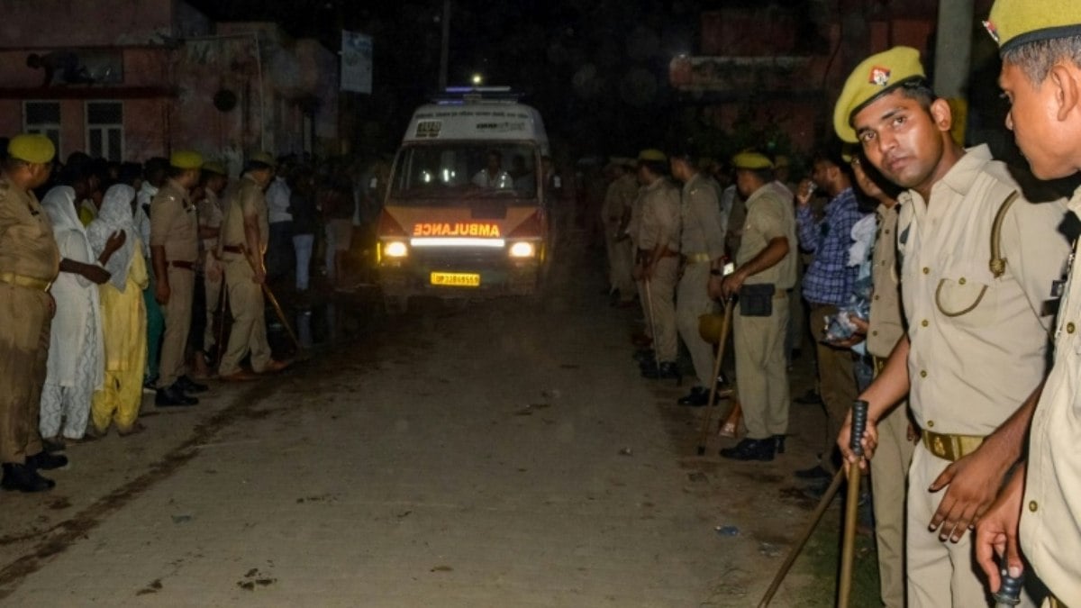 Uma ambulância transporta os mortos em um tumulto durante um sermão em Hathras, no estado indiano de Uttar Pradesh, em 2 de julho de 2024